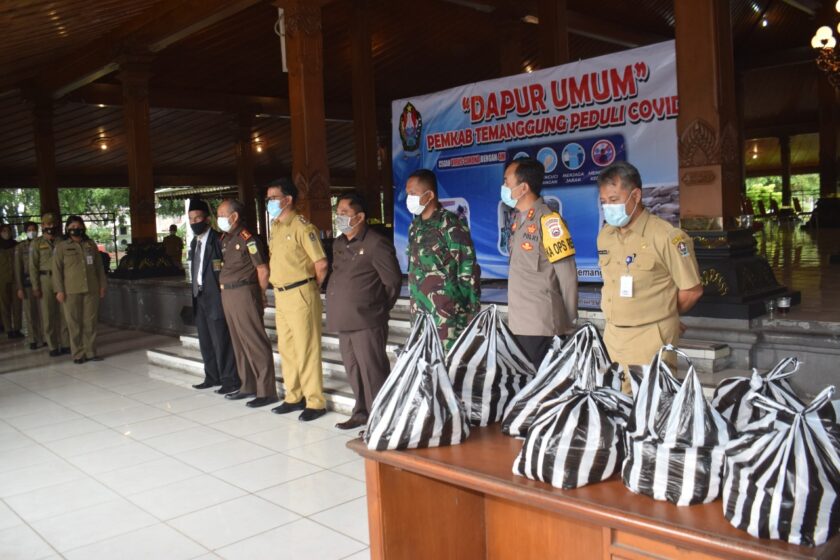 Forkompinda Temanggung Bagikan 450 Nasi Bungkus