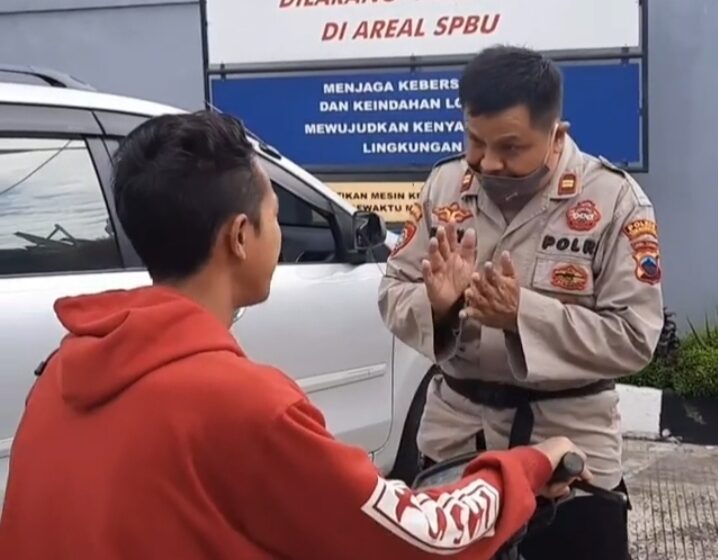 Cegah Penyebaran Covid-19, Polsek Kandangan Berikan Imbauan Protokol Kesehatan di SPBU Caruban