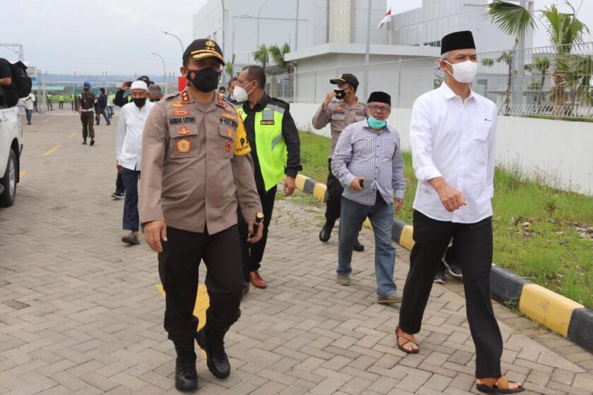 Kapolda Jateng Irjen Pol Ahmad Luthfi Bersama Gubernur Jateng menyambut kedatangan jenazah Habib Ja’far al Kaff di Bandara Ahmad Yani Semarang