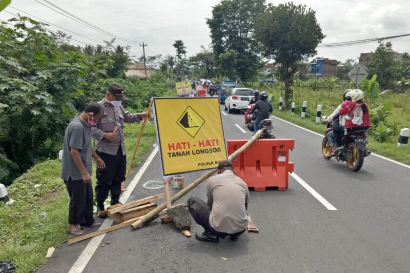 Jalur Alternatif Longsor, Polisi Pasang Banner Himbauan