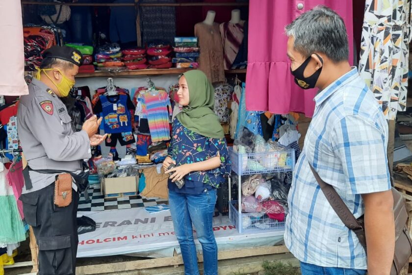 Tingkatkan Kesadaran Masyarakat, Polsek Kandangan Sosialisasikan Protokol Kesehatan di Pasar Kandangan