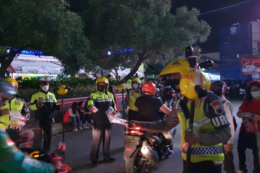 TNI-Polri dan 9 Komunitas di Semarang Bagikan 2000 Masker Dan 1000 Nasi Kotak Di Simpang Lima