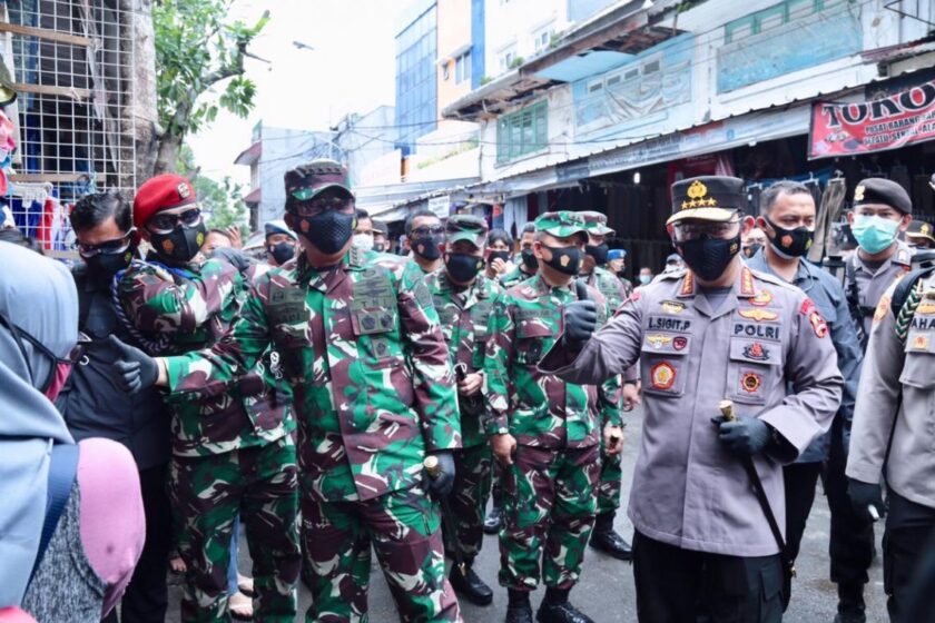 Pantau Prokes, Panglima TNI dan Kapolri Bagikan Masker di Pasar Tanah Abang