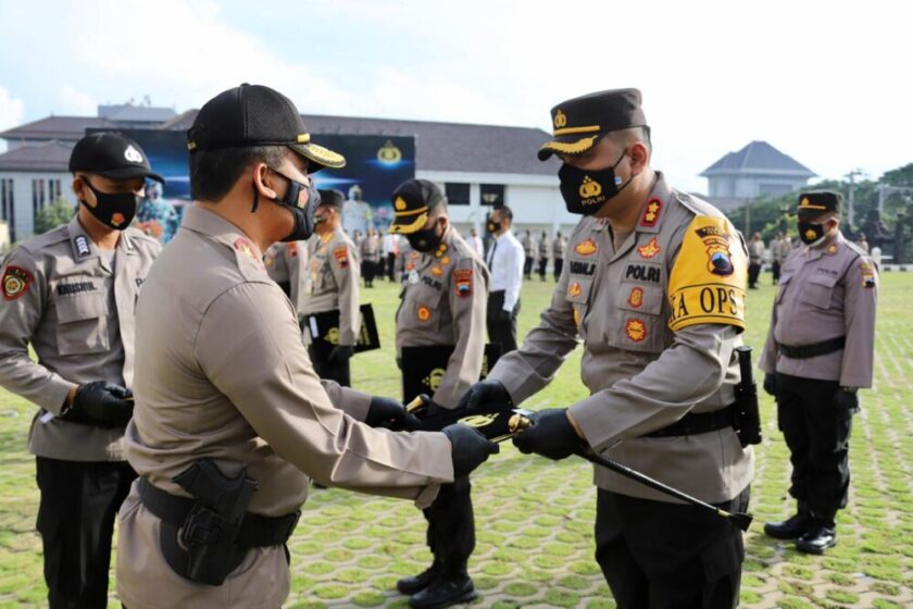 Atas Prestasinya, Kapolda Jateng Sematkan Pin Emas Kapolri Pada Dirnarkoba Polda Jateng dan Beri Penghargaan Pada 97 Anggota Polda Jateng