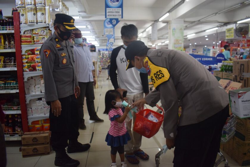 Kapolres Temanggung Bagikan Masker Gratis Untuk Tekan Penyebaran Covid-19