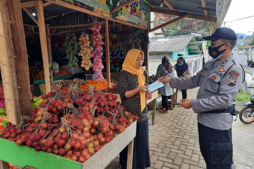 Polsek Kandangan Sosialisasikan Prokes Covid-19 Dan Bagi-bagi Masker Gratis Kepada Masyarakat