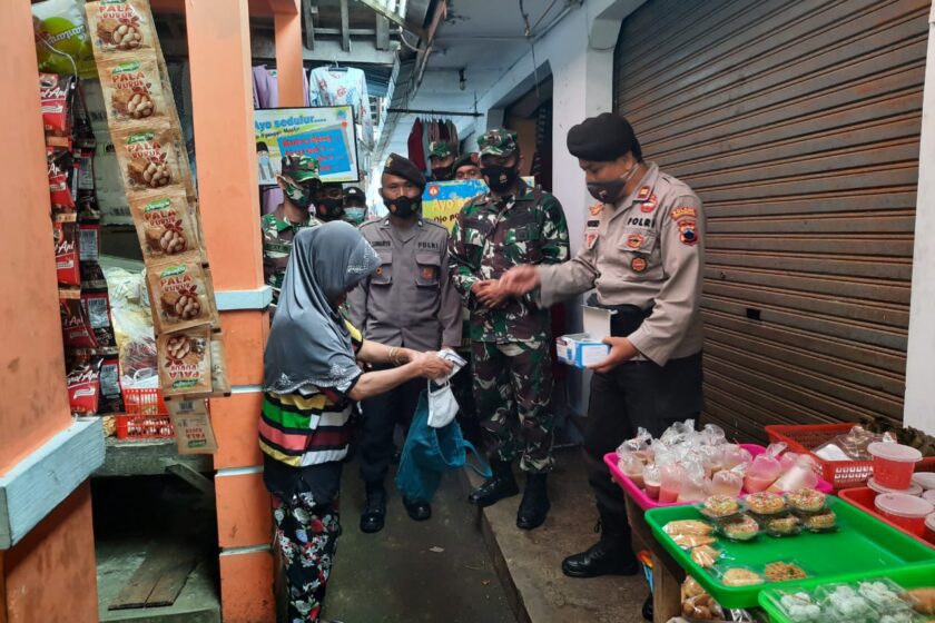 Tekan Penyebaran Covid-19, TNI – Polri Kandangan Bagikan Masker Gratis Kepada Masyarakat