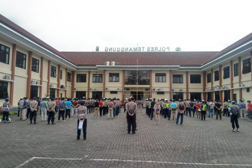 Gerakan Jawa Tengah Dirumah Saja, Tidak Hanya Pengamanan Polres Temanggung Juga Bagikan Masker Gratis