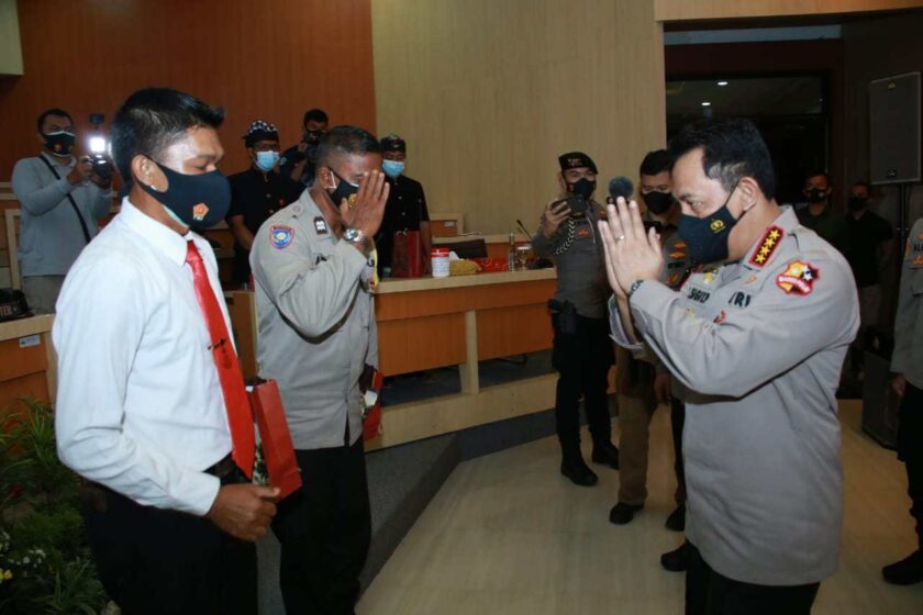 Kapolri Berikan Penghargaan 2 Personel Polda Bali yang Berprestasi