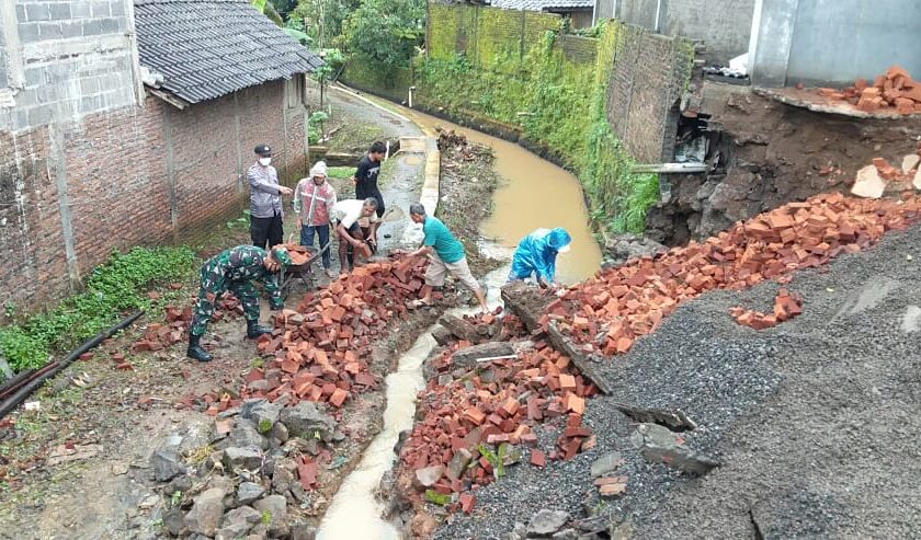 Akibat Curah Hujan Tinggi, Talud Setinggi 4 Meter Longsor