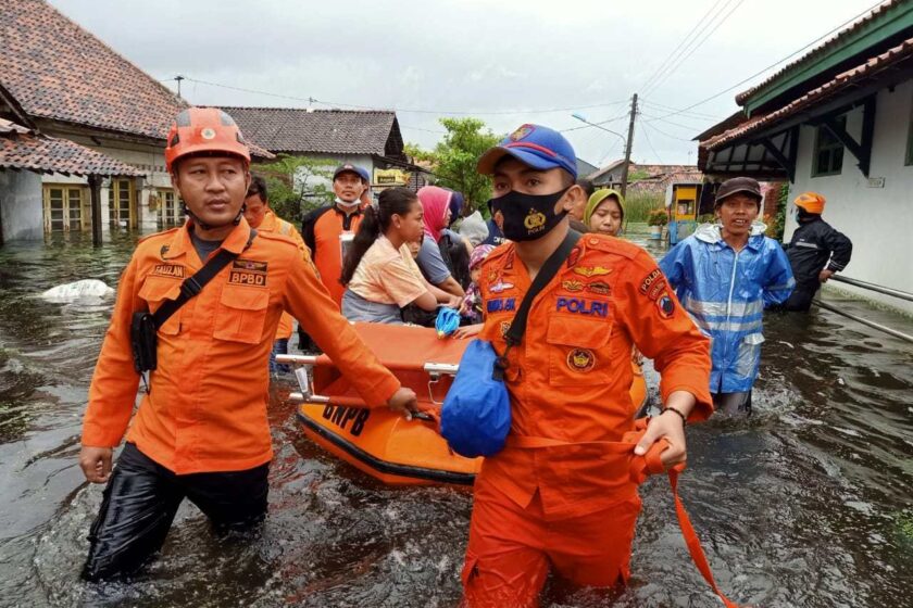 Bersama Petugas Gabungan, Personel Ditpolairud Polda Jateng Evakuasi Korban Banjir di Kota Semarang