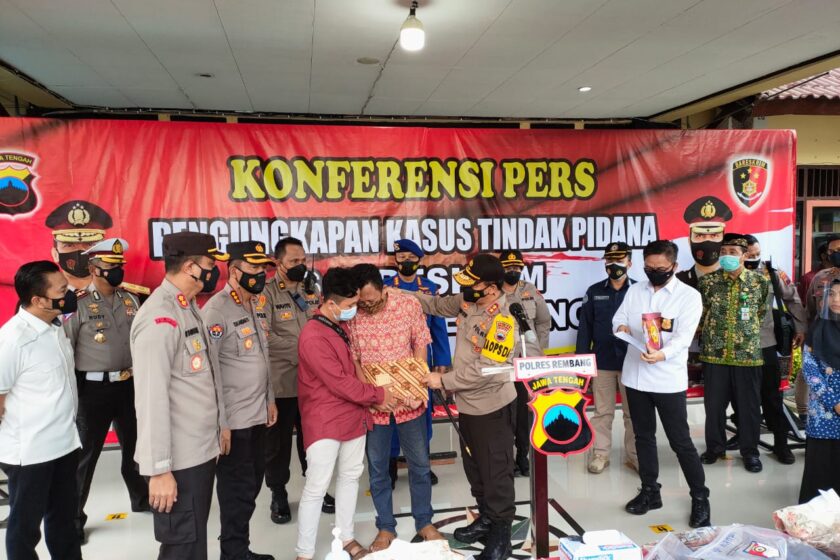 Kapolda Jateng Beri Santunan Keluarga Korban Pembunuhan Satu Keluarga di Rembang