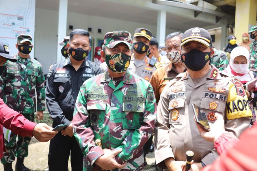 Kapolda Jateng Tinjau Posko PPKM Skala Mikro di Ungaran Bareng Pangdam