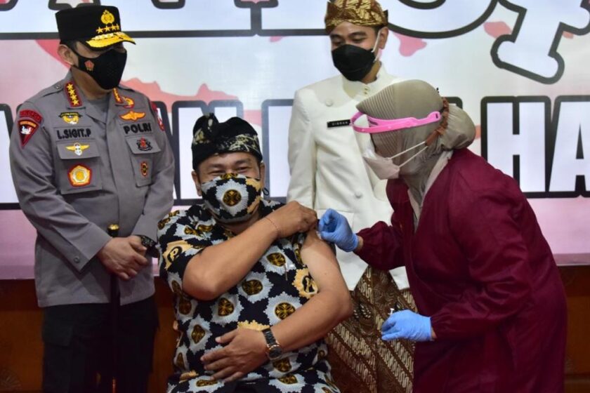 Bersama Wali Kota Solo, Kapolri Tinjau Vaksinasi Dosen dan Pemuka Lintas Agama