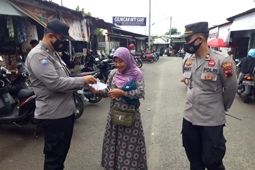 Tekan Penyebaran Virus Corona, Polsek Temanggung Kota Patroli Prokes di Pasar Kliwon