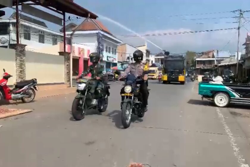 Putus Penyebaran Virus Corona, TNI-Polri Temanggung Semprot Disinfektan Menggunakan Mobil AWC