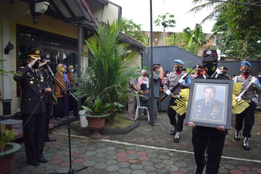 Kapolres Temanggung Pimpin Upacara Pemakaman Secara Kedinasan Almarhum Kombes Pol Purnawirawan Soepardjito