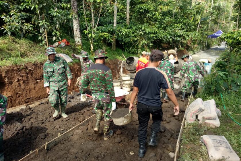 Perkuat Sinergitas, TNI-Polri dan Masyarakat Sukseskan TMMD Sengkuyung Tahap II di Desa Wonoboyo