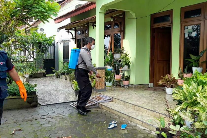 Putus Mata Rantai Penyebaran Covid-19, Polsek Jumo dan Tim Satgas Covid Desa Jumo Lakukan Penyemprotan Disinfektan