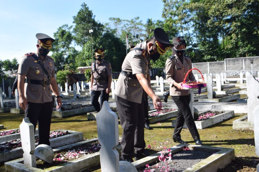 Peringati HUT Bhayangkara ke-75, Polres Temanggung Gelar Ziarah dan Tabur Bunga di TMP Prayudha Temanggung