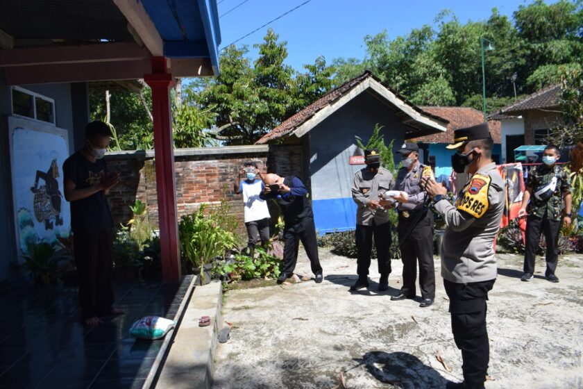 Wujud Kepedulian, Kapolres Temanggung Dan Forkopimda Berikan Bansos Kepada Warga Yang Melakukan Isoman