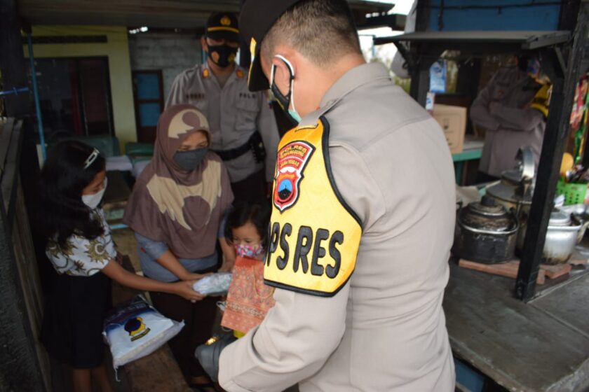 Polres Temanggung Beri Bantuan Sembako Kepada Pedagang Angkringan dan PKL