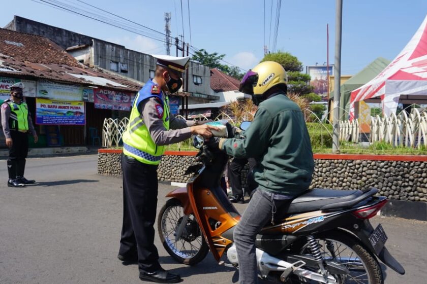 Kedepankan Sikap Humanis, Tiga Pilar di Temanggung Lakukan Penyekatan PPKM Darurat Sambil Bagikan Sembako