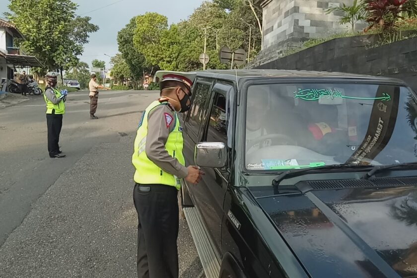 Penyekatan PPKM Darurat, Tim Gabungan Terpaksa Putar Balik Puluhan Kendaraan di Pintu Masuk Temanggung