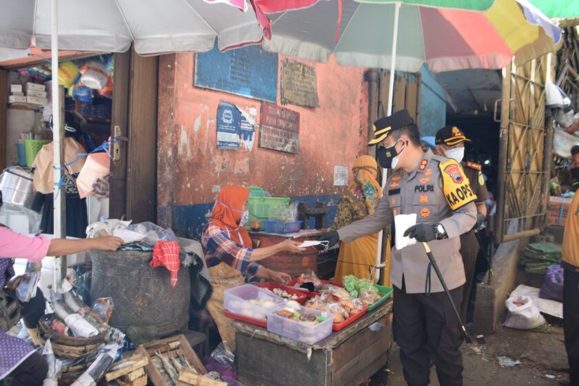 Kapolres Temanggung Terjun Langsung Patroli Prokes dan Bagi-bagi Masker Gratis di Pasar Kliwon