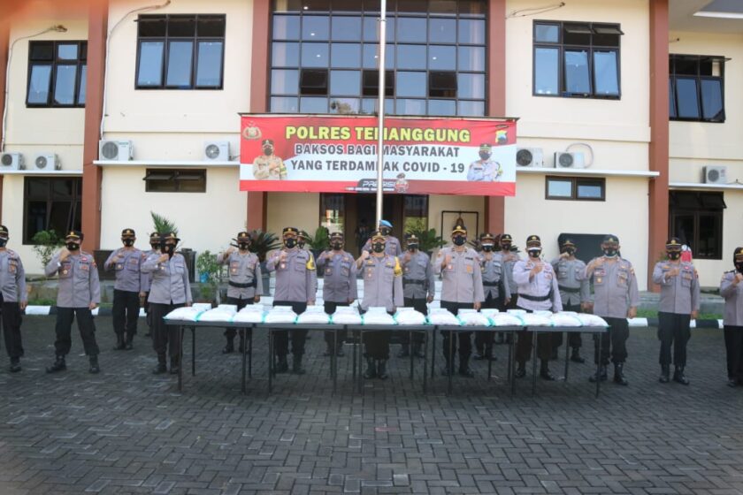 Peduli Sesama, Polres Temanggung Salurkan Bantuan Ribuan Masker dan Beras Kepada Masyarakat Terdampak Covid-19