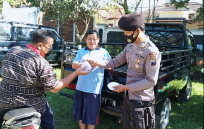 Putus Penyebaran Virus Corona, Polsek Jumo Patroli Prokes dan Bagi-bagi Masker Untuk Warga