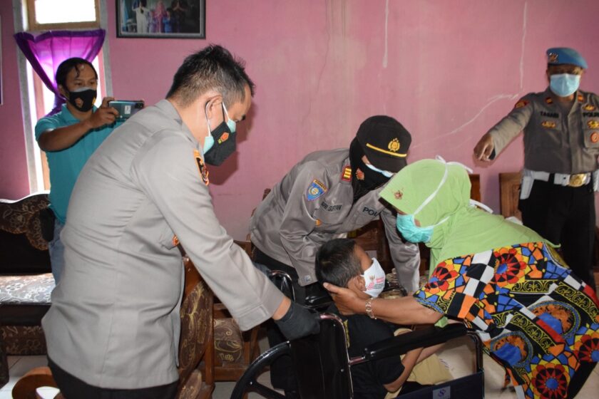 Kapolres Temanggung Berikan Kursi Roda Untuk Anak Penyandang Disabilitas