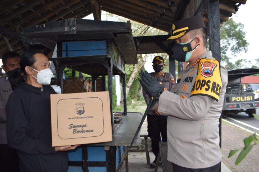 PPKM Level 4, Ini Harapan Kapolres Saat Bagikan Paket Sembako Untuk Masyarakat Terdampak Covid-19