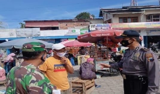 Perkuat Sinergitas, TNI Polri Temanggung Gelar Patroli Prokes dan Bagikan Masker di Lingkungan Pasar