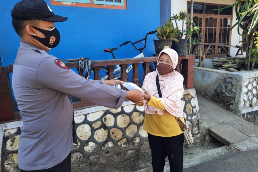 Patroli Himbauan Prokes, Ini Pesan Personel Polsek Kandangan Saat Sambangi Warga