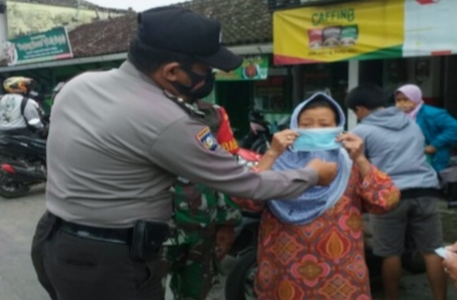 Polsek Tembarak Patroli Prokes dan Bagikan Masker di Pasar Gondang