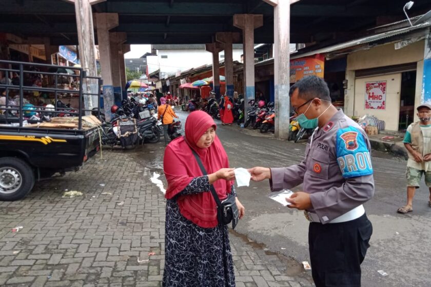 Tekan Laju Covid-19, Polsek Temanggung Kota Lakukan Patroli Prokes di Pasar Kliwon