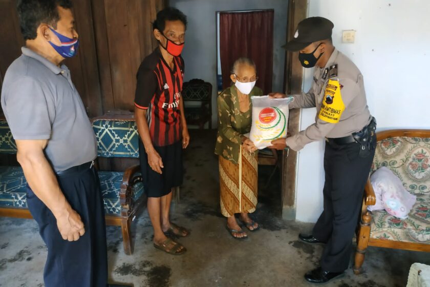 Wujud Negara Hadir, Polsek Tembarak Blusukan di Desa Bumiayu Bagikan Bansos Beras Menko Marinves