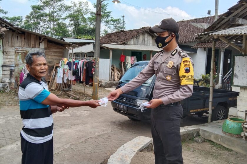 Blusukan di Desa Jumo, Polsek Jumo Berikan Edukasi Prokes dan Bagikan Masker Gratis Untuk Warga