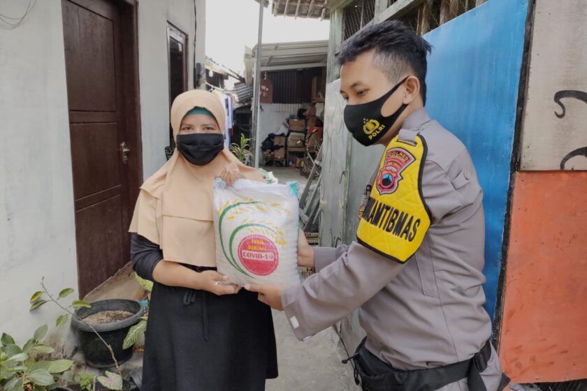 Polres Temanggung Beserta Polsek Jajaran Salurkan Bansos Kepada Masyarakat Terdampak Virus Corona