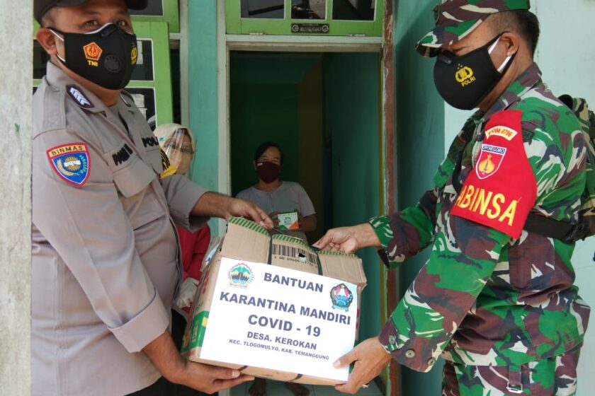 Bhabinkamtibmas Polsek Temanggung Kota Bagikan Paket Sembako Kepada Warganya Yang Sedang Isoman