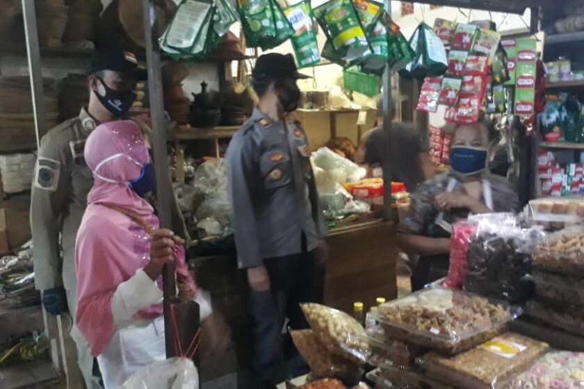 Kapolsek Candiroto Pimpin Ops Yustisi Cegah Virus Corona di Pasar Tradisional