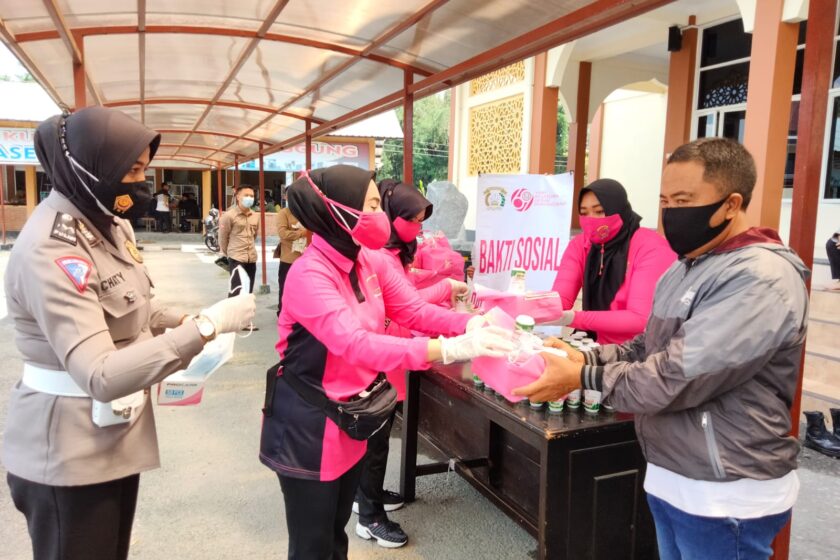 Bhayangkari Cabang Temanggung Bagikan Nasi Kotak dan Masker Untuk Peserta Vaksinasi di Gerai Vaksin Presisi Polres Temanggung