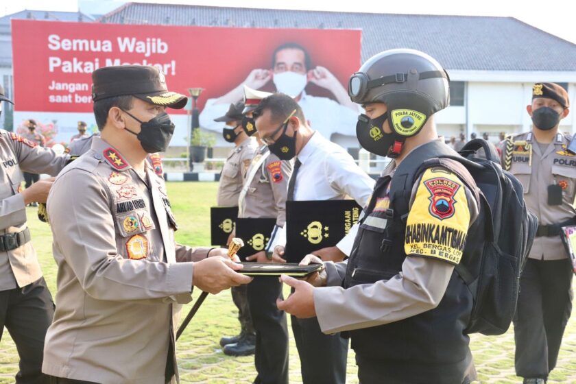 Kapolda Jateng Berikan Penghargaan Terbaik Kepada Sepuluh Anggota Polda Jateng