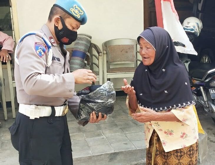 Patroli Prokes Polsek Bulu Bagikan Masker Gratis Untuk Warga