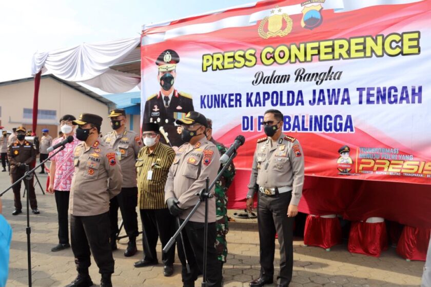 Kapolda Jateng Tinjau Vaksinasi 300 Buruh Pabrik di Purbalingga