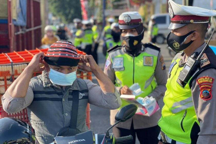 Selain Sosialisasikan Aplikasi PeduliLindungi, Petugas Juga Bagikan Masker Gratis Untuk Para Pengendara