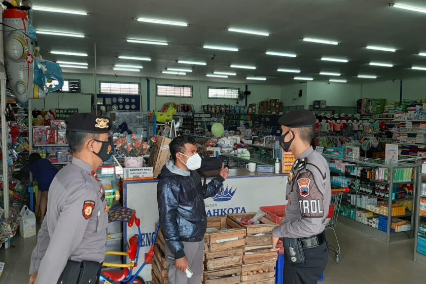 Tekan Laju Covid-19, Unit Patroli Satsamapta Polres Temanggung Berikan Himbauan Prokes di Swalayan