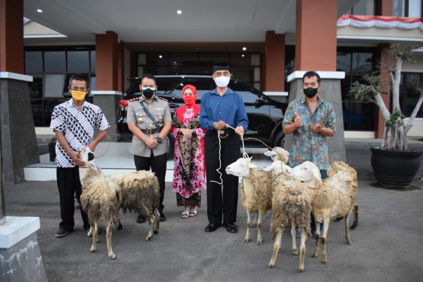 Wujud Apresiasi, Kapolres Temanggung Berikan 6 Ekor Kambing Kepada 3 Personel Yang Purna Tugas