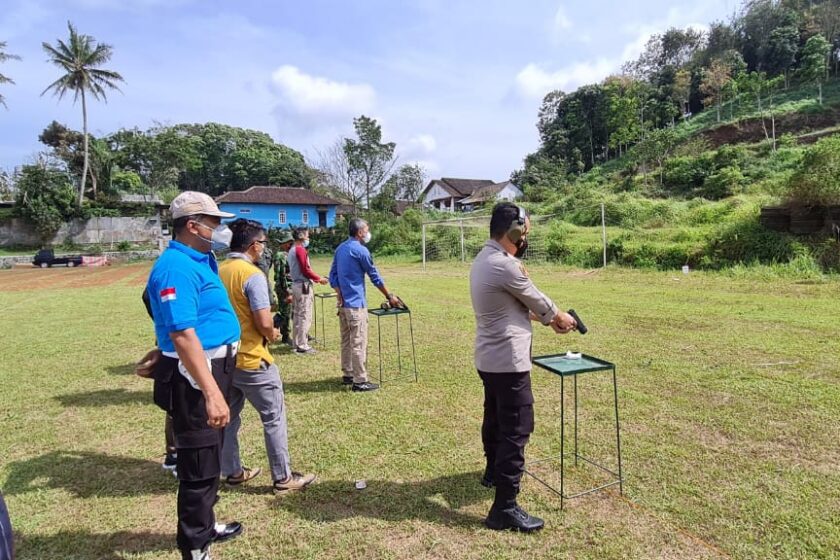 Perkuat Sinergitas, Kapolres Temanggung Bersama FKPD Latihan Menembak